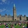 Concorrida sessão de Ioga, em frente ao prédio do Parlamento, em Ottawa, capital do Canadá